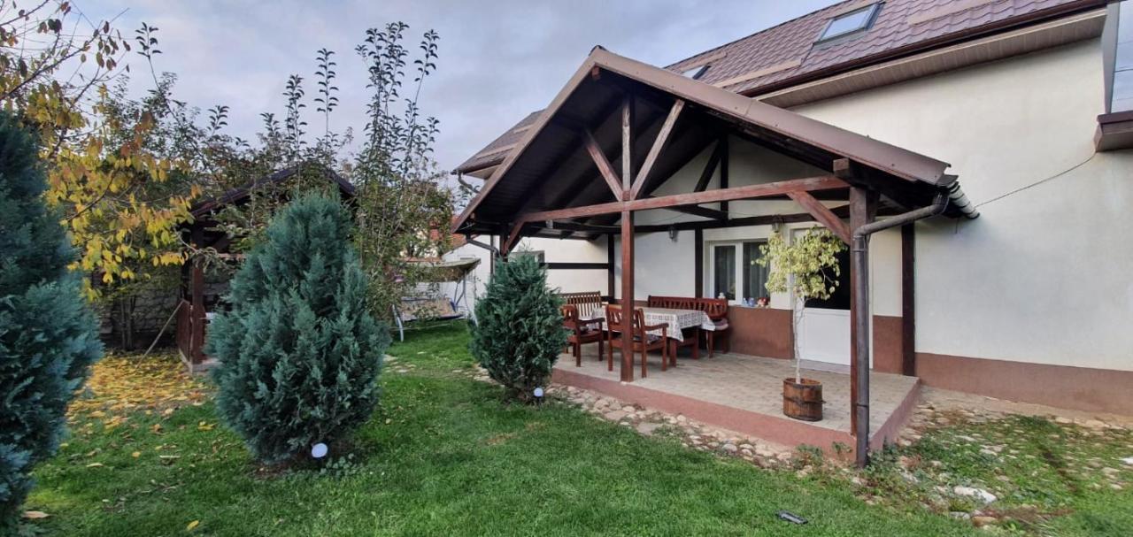 Casa De Oaspeti Laura Rîşnov Exteriör bild