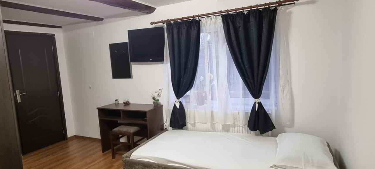 Casa De Oaspeti Laura Rîşnov Exteriör bild